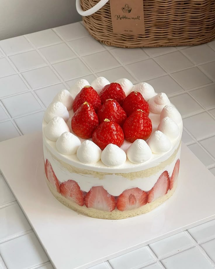 Signature Strawberry Shortcake 18cm